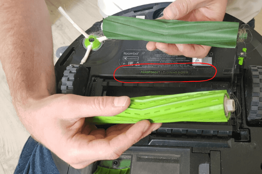 Технология Aeroforce, крупным планом можно увидеть два резиновых ролика робота-пылесоса iRobot Roomba